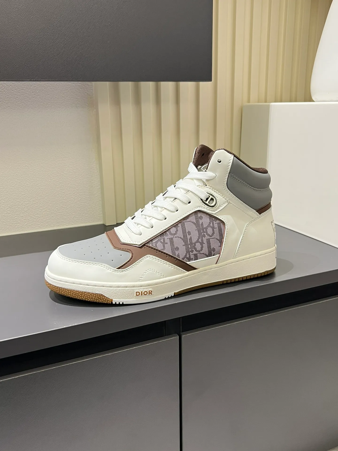 Men's shoes 💰p460 "Dio*" mid-top B27 casual sneakers. This B27 high-top sneaker is a new product in the series and continues Di*r's classic style. Crafted from gray and white smooth calf leather with beige and black Oblique print panels on the sides. The "CD Icon" shaped shoelace eyelets are clever and delicate, and the two-color rubber sole, rear collar and heel are all equipped with the brand's iconic details to enhance the style. Oblique printed straps at the ankle allow for an adjustable fit to complement the overall design. Fashionable and versatile, it can complement any look. Create an exquisite design with unique dynamic vitality and modern atmosphere, presented in low-top and high-top styles. This new must-have shoe adds a new dimension to Dior's archive heritage, embodying modern elegance. Purchase the original version and make it 1:1. If you need top quality, please come to me! Male 38-44!